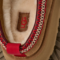 UGG Tazz II mit roter Naht Detailaufnahme