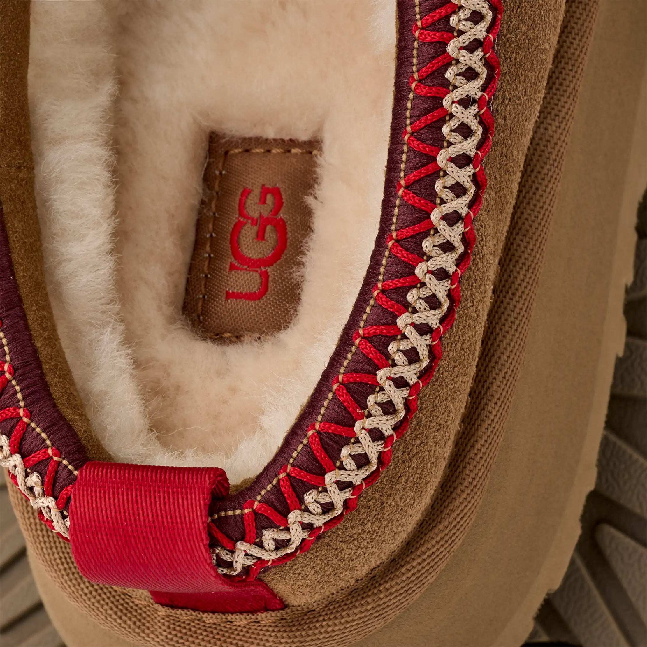 UGG Tazz II mit roter Naht Detailaufnahme
