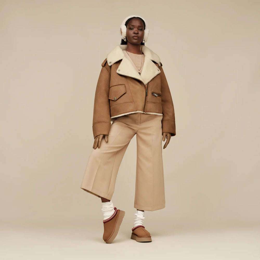 UGG Tazz II – Suede-Slipper mit Lammfell-Futter in Chestnut Outfit getragen
