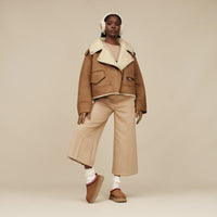 UGG Tazz II – Suede-Slipper mit Lammfell-Futter in Chestnut Outfit getragen