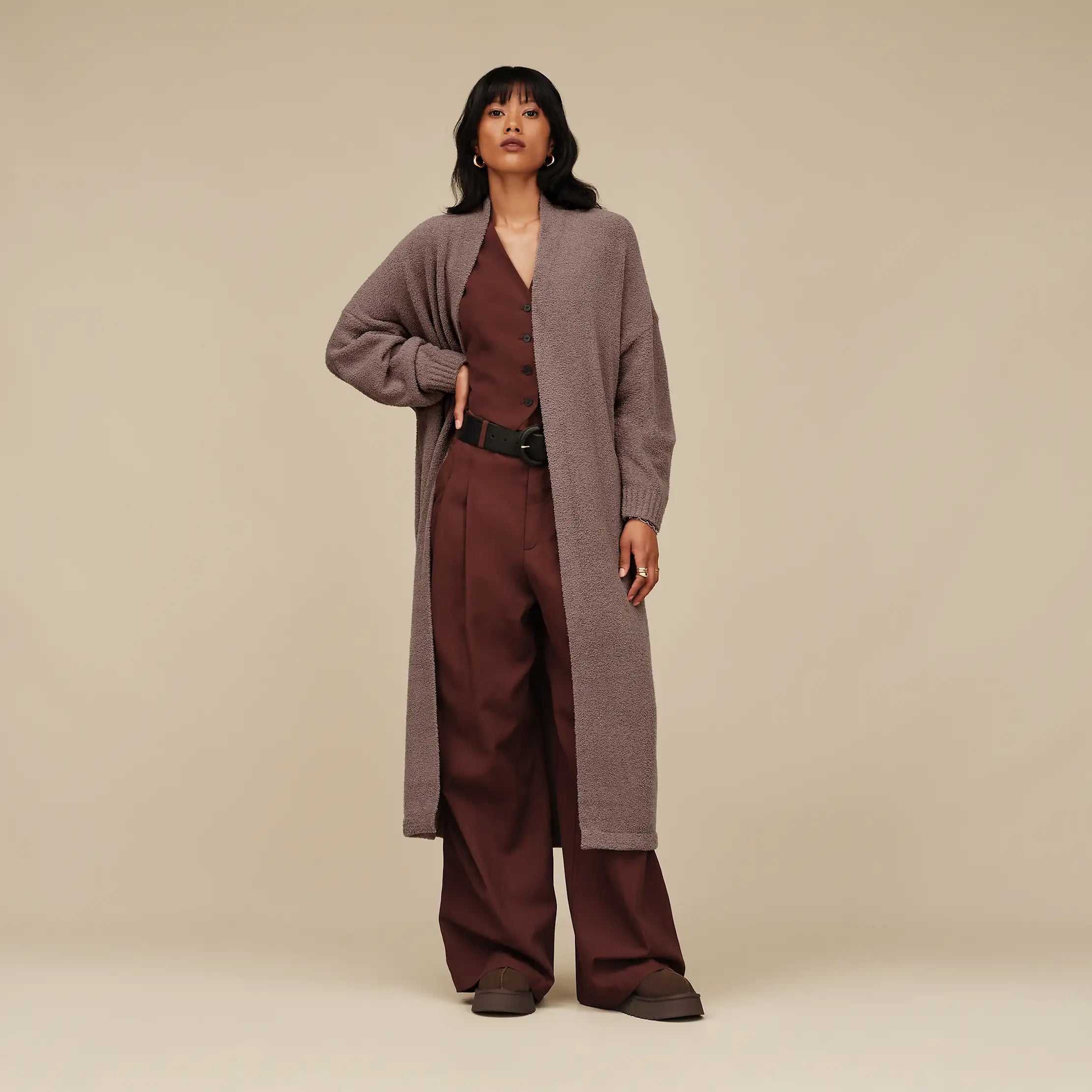 UGG Tazz II – Suede-Slipper mit Lammfell-Futter in Dunkelbraun Outfit Idee