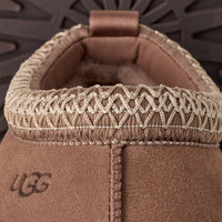 UGG® Tazz II – Suede-Slipper mit Lammfell-Futter in Braun Detailaufnahmen Naht