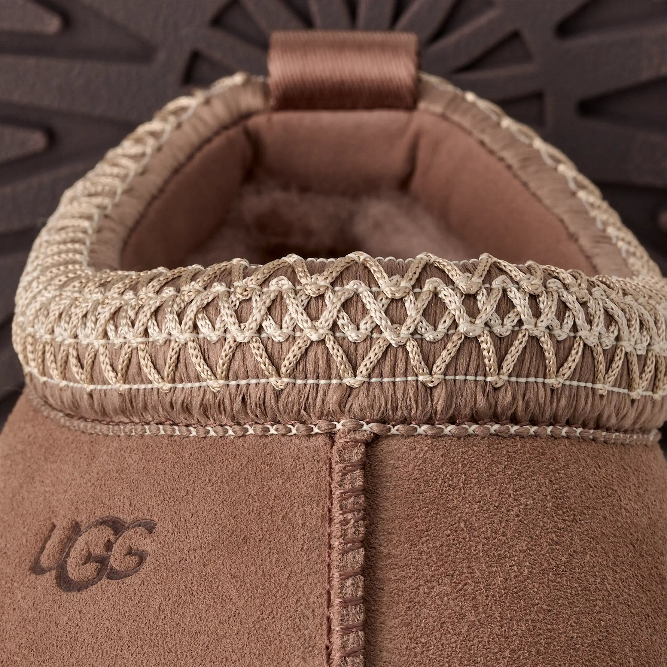 UGG® Tazz II – Suede-Slipper mit Lammfell-Futter in Braun Detailaufnahmen Naht