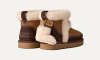 UGG Classic Mini Heritage Damen-Stiefeletten in Chestnut mit Lammfellnähten und Mini-Boot-Anhänger