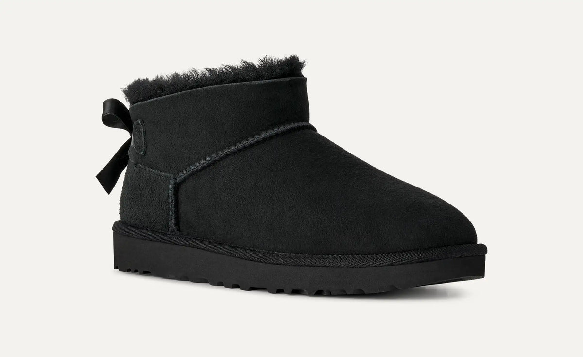 UGG Ultra Mini Bailey Bow Black – Boot mit Satinschleife