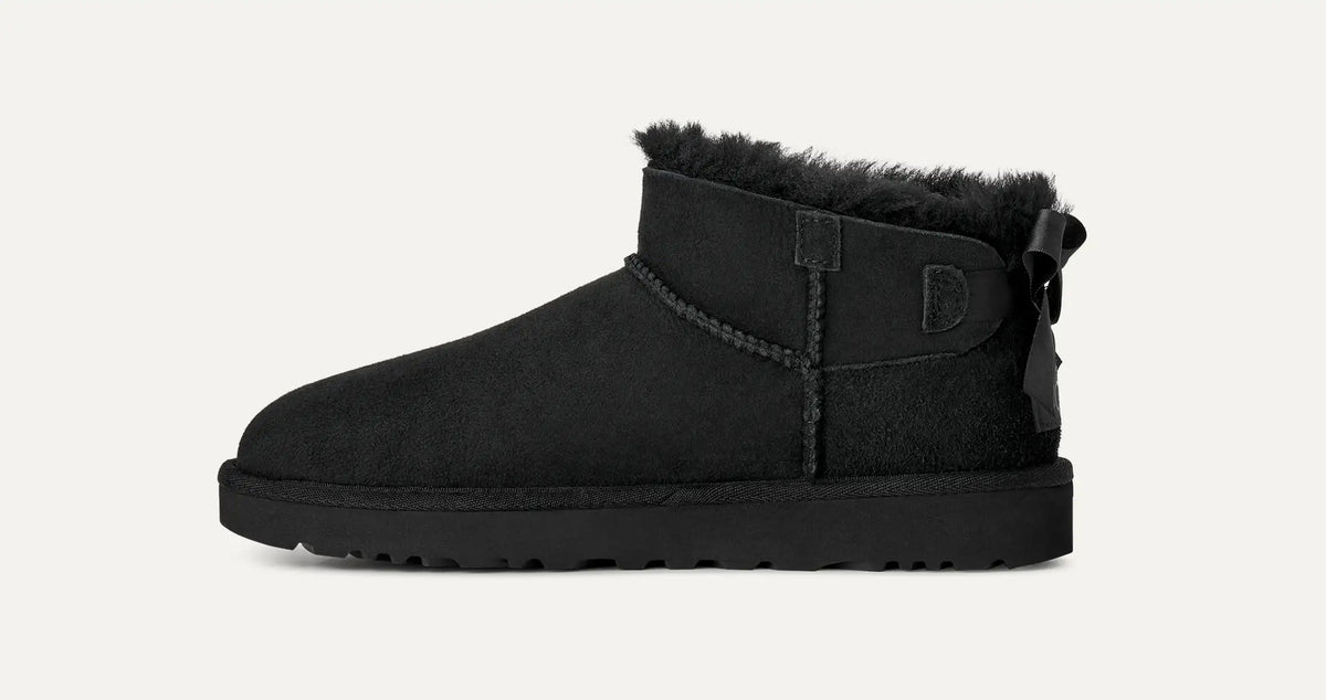 UGG Ultra Mini Bailey Bow Black – Boot mit Satinschleife