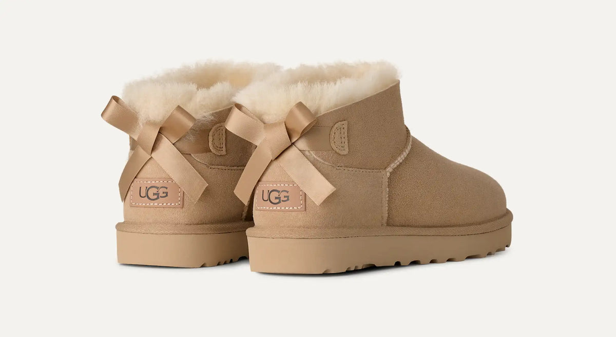 UGG Ultra Mini Bailey Bow Sand – Boot mit Satinschleife