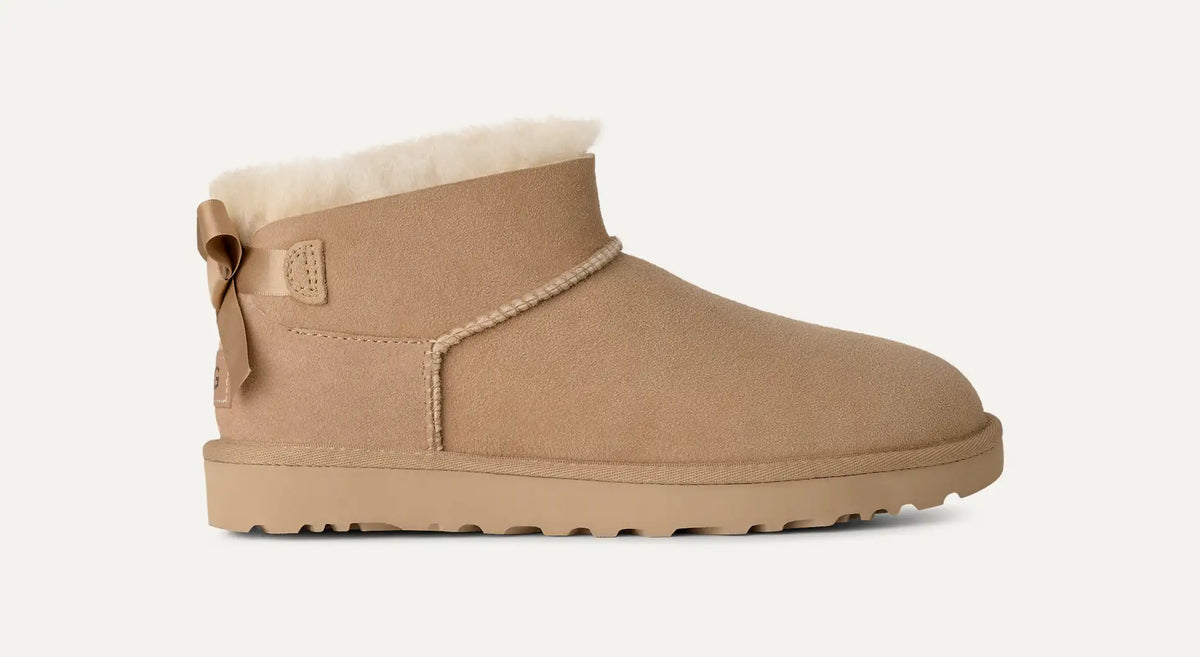 UGG Ultra Mini Bailey Bow Sand – Boot mit Satinschleife