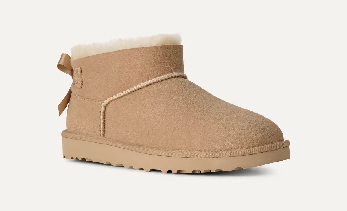 UGG Ultra Mini Bailey Bow Sand – Boot mit Satinschleife