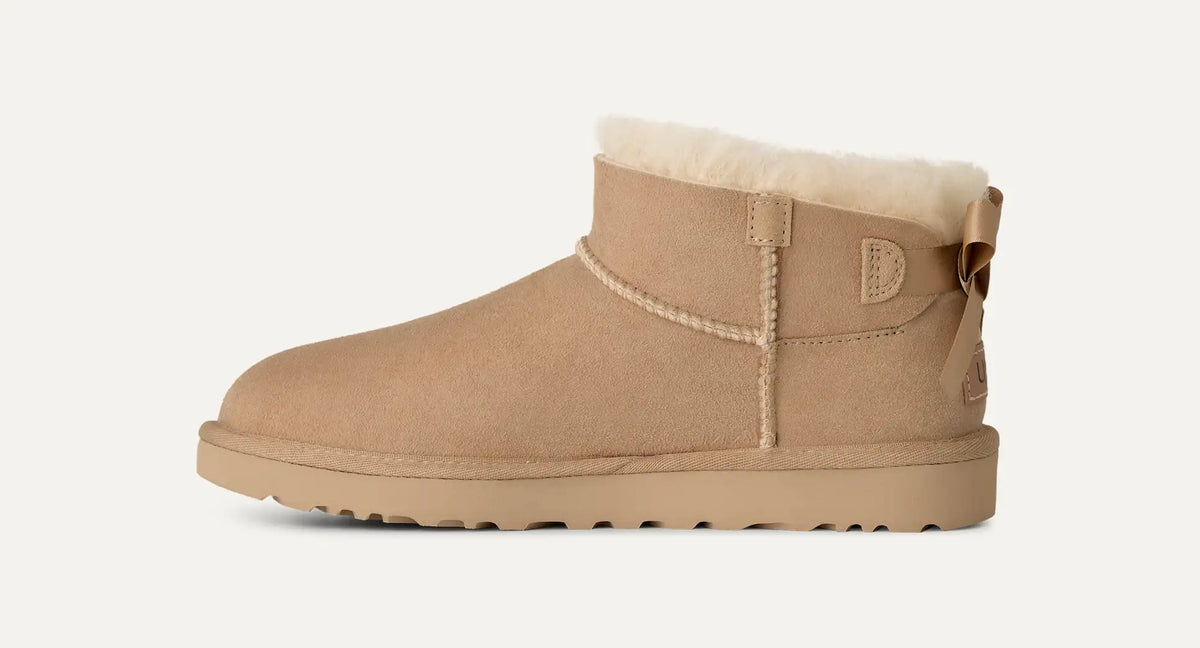 UGG Ultra Mini Bailey Bow Sand – Boot mit Satinschleife