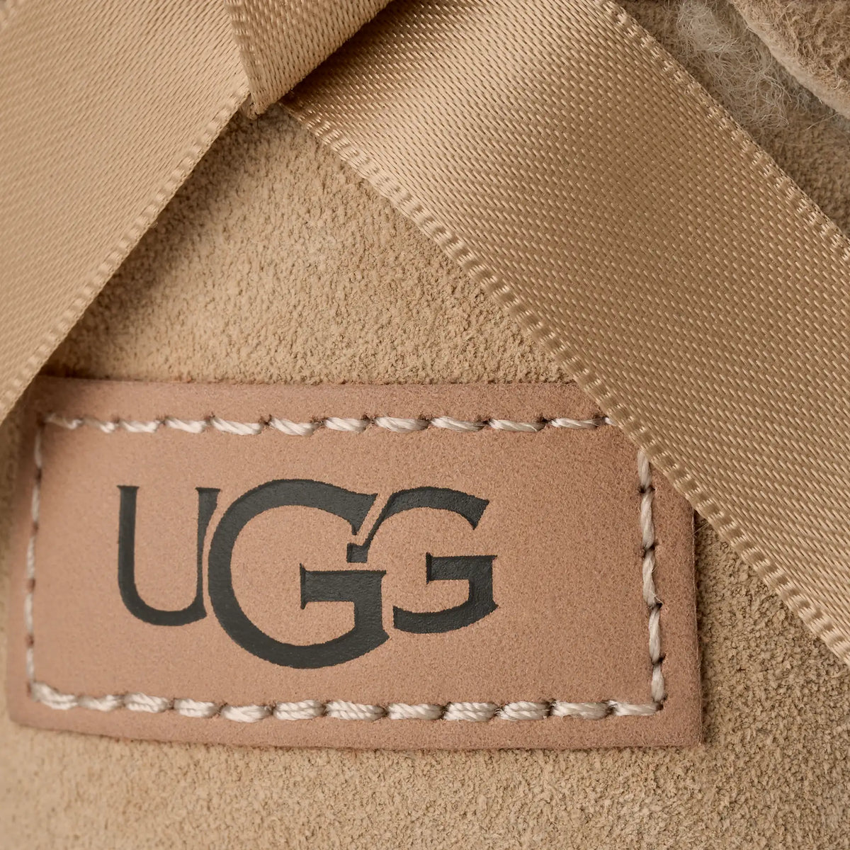 UGG Ultra Mini Bailey Bow Sand – Boot mit Satinschleife