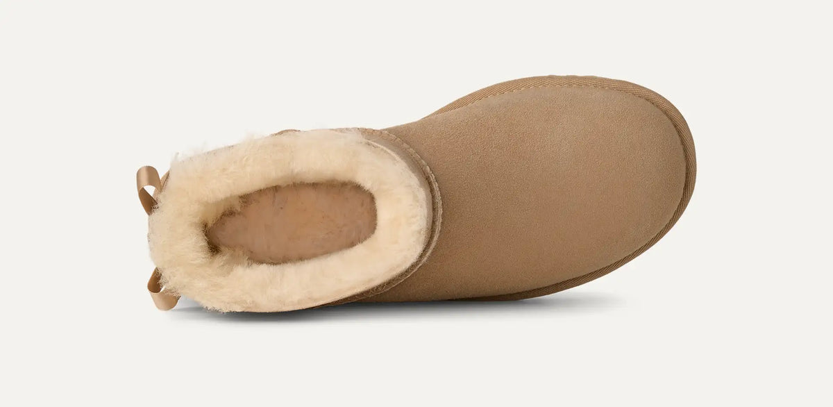 UGG Ultra Mini Bailey Bow Sand – Boot mit Satinschleife