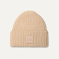 UGG Rib Knit Beanie Farbe Cream– kuschelige Strickmütze aus chunky Rippstrick mit Leder-Logo