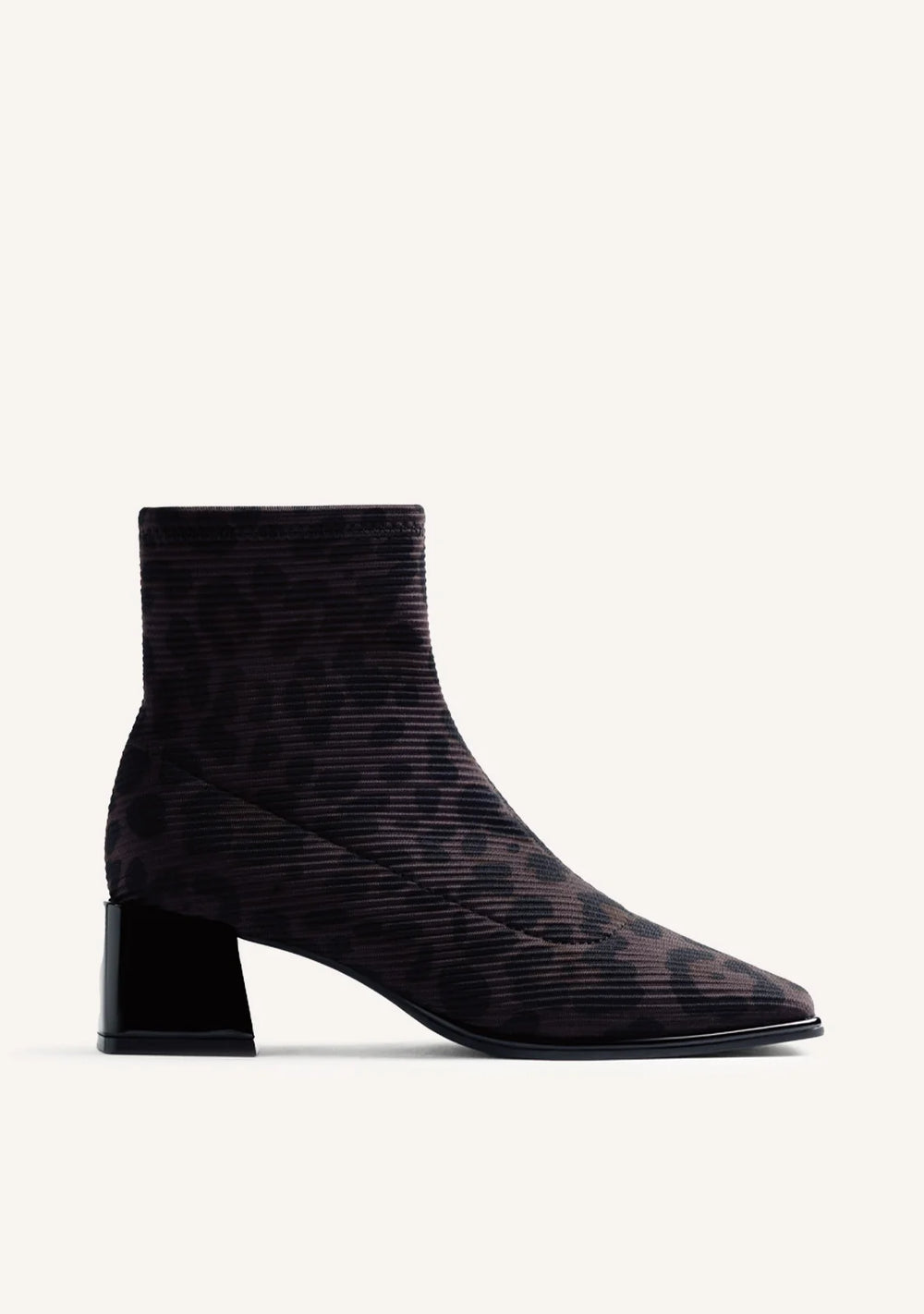Gioseppo Damen Stiefeletten mit Leo Muster, elastischem Sockenschaft, eckiger Schuhspitze und schwarzem Blockabsatz.