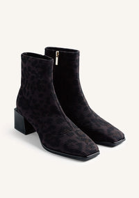 Gioseppo Damen Stiefeletten in Grau mit Leopardenmuster, elastischem Sockenschaft, eckiger Schuhspitze und schwarzem Blockabsatz.