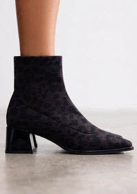 Gioseppo Damen Stiefeletten in Grau mit Leopardenmuster, elastischem Sockenschaft, eckiger Schuhspitze und schwarzem Blockabsatz.2
