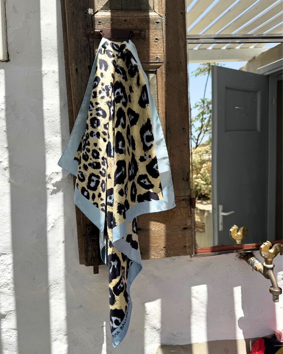 Edles Seidentuch Leopard Hellblau