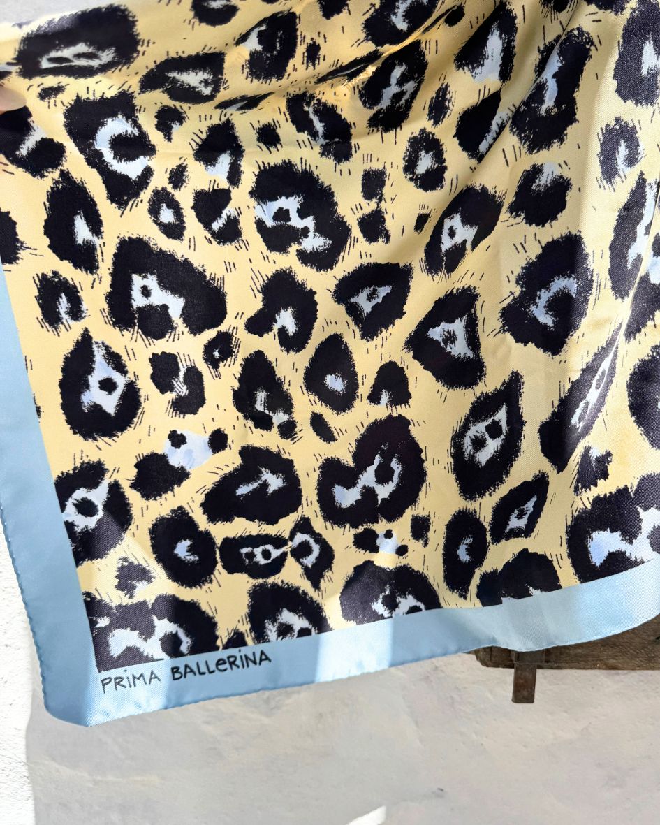 Edles Seidentuch Leopard Hellblau