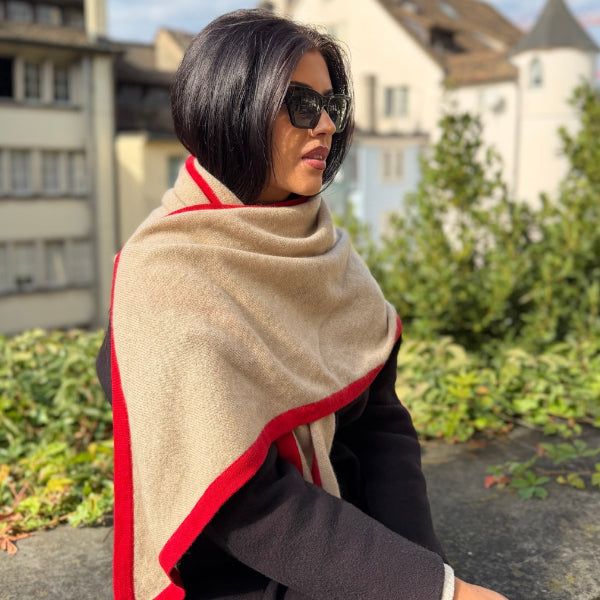 100% Kaschmir-Dreiecksschal Taupe mit Rand in Rot