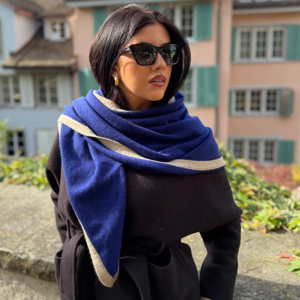 100% Kaschmir-Dreiecksschal Navy mit Rand in Taupe