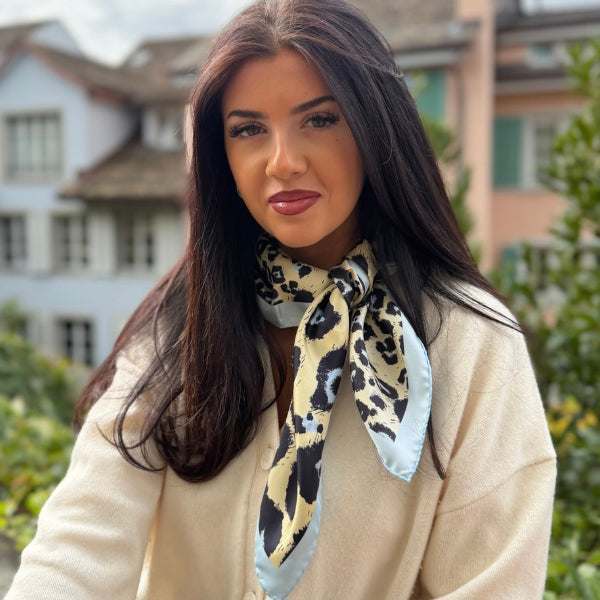 Edles Seidentuch Leopard Hellblau