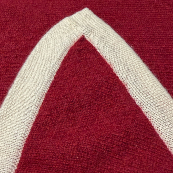 100% Kaschmir-Dreiecksschal Bordeaux mit Rand in Creme