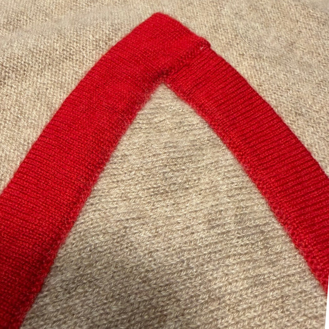100% Kaschmir-Dreiecksschal Taupe mit Rand in Rot