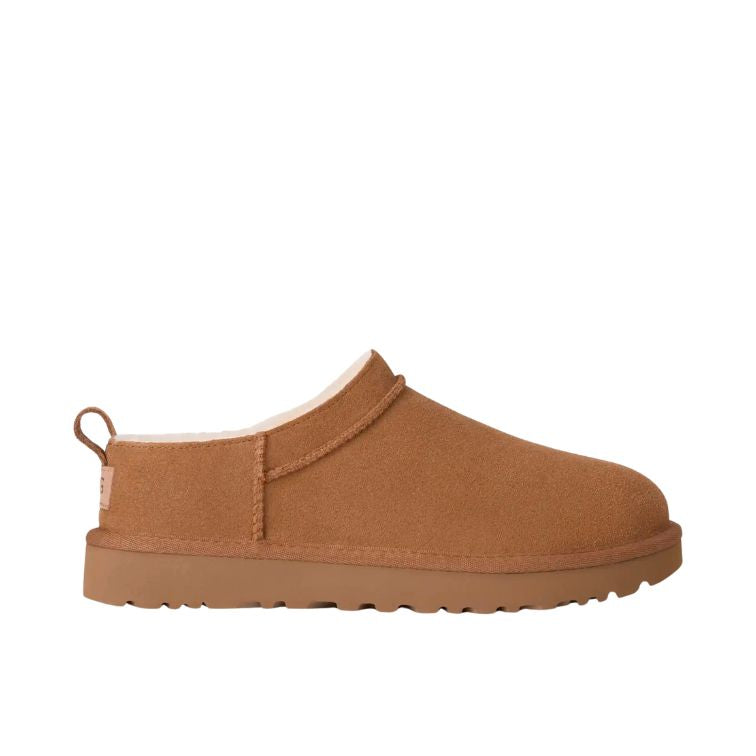 UGG® Classic Micro Boot – Niedrig geschnittener Winterboot in Chestnut mit Lammfellfutter