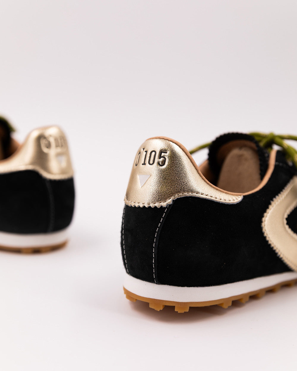 0-105 ASTRA Sneaker aus schwarzem Veloursleder mit goldener Doppelschnürung