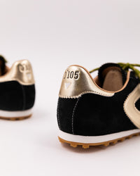 0-105 ASTRA Sneaker aus schwarzem Veloursleder mit goldener Doppelschnürung