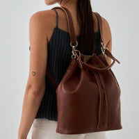 Beuteltasche aus Leder in Braun. Bucket Bag Braun von Ann Kurz kann auch als Rucksack angezogen werden