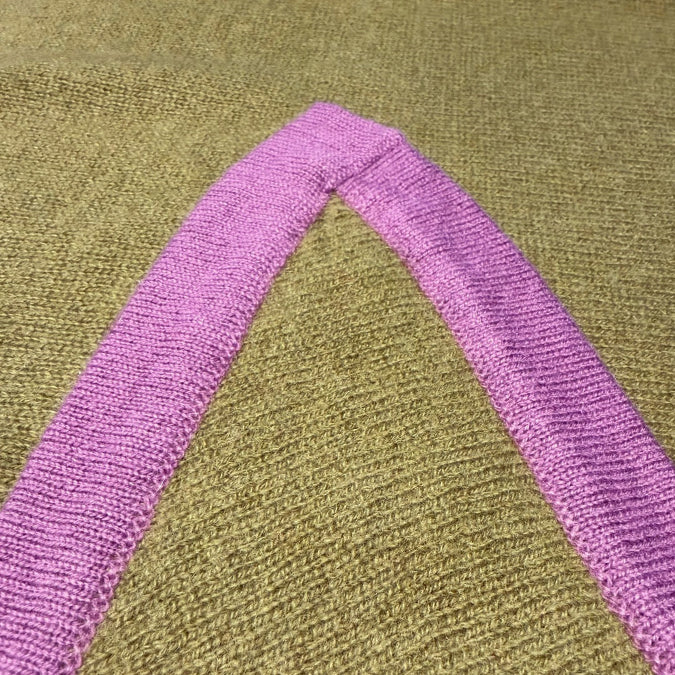 100% Kaschmir-Dreiecksschal Olive mit Rand in Violett