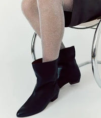 Vully 20 Soft Calf Black by Anonymous Copenhagen – Seitenansicht elegante Damen Boots