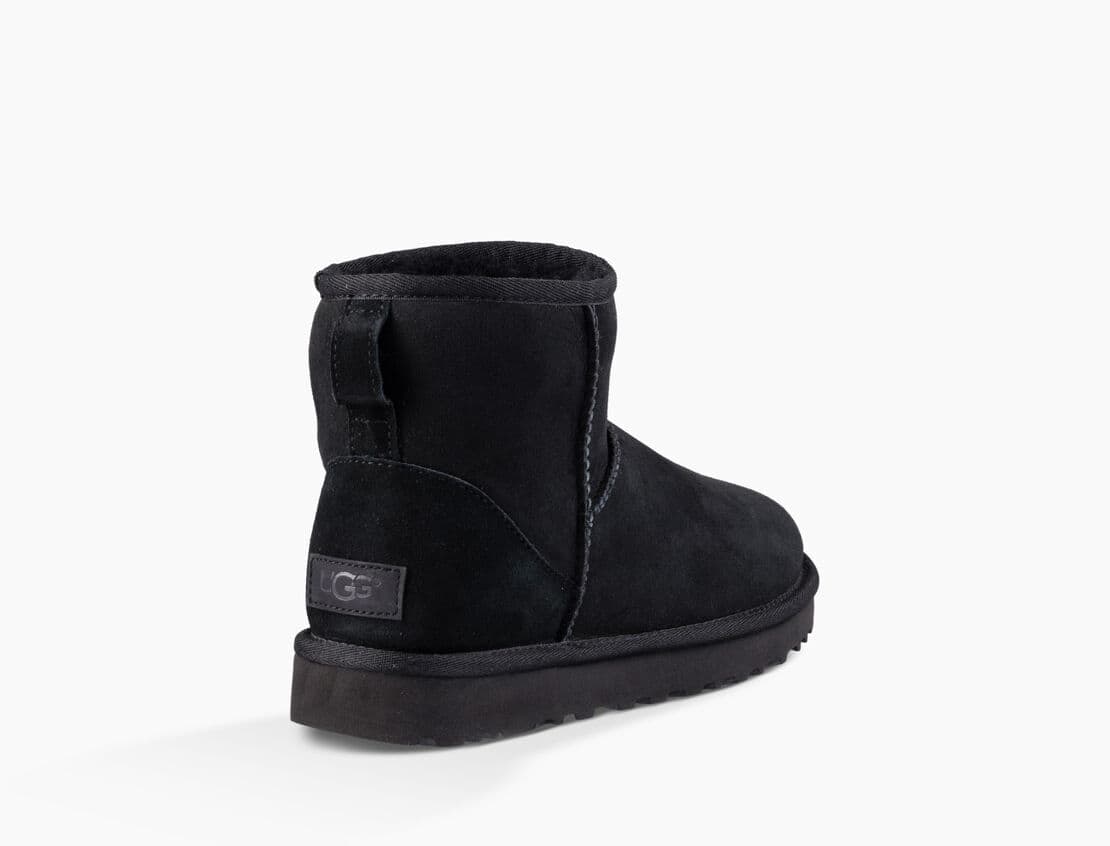 UGG Classic Mini II Boot Schwarz – Rückseite mit Zuglasche und Overlocknaht
