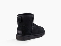 UGG Classic Mini II Boot Schwarz – Rückseite mit Zuglasche und Overlocknaht